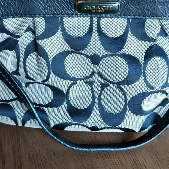 Coach Gallery Signature Tote w/ a Wristlet (RARE) - Picture 4 of 17